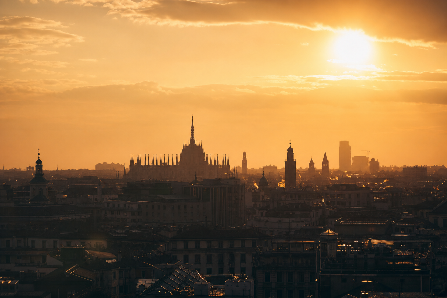 Skyline di Milano controluce al tramonto